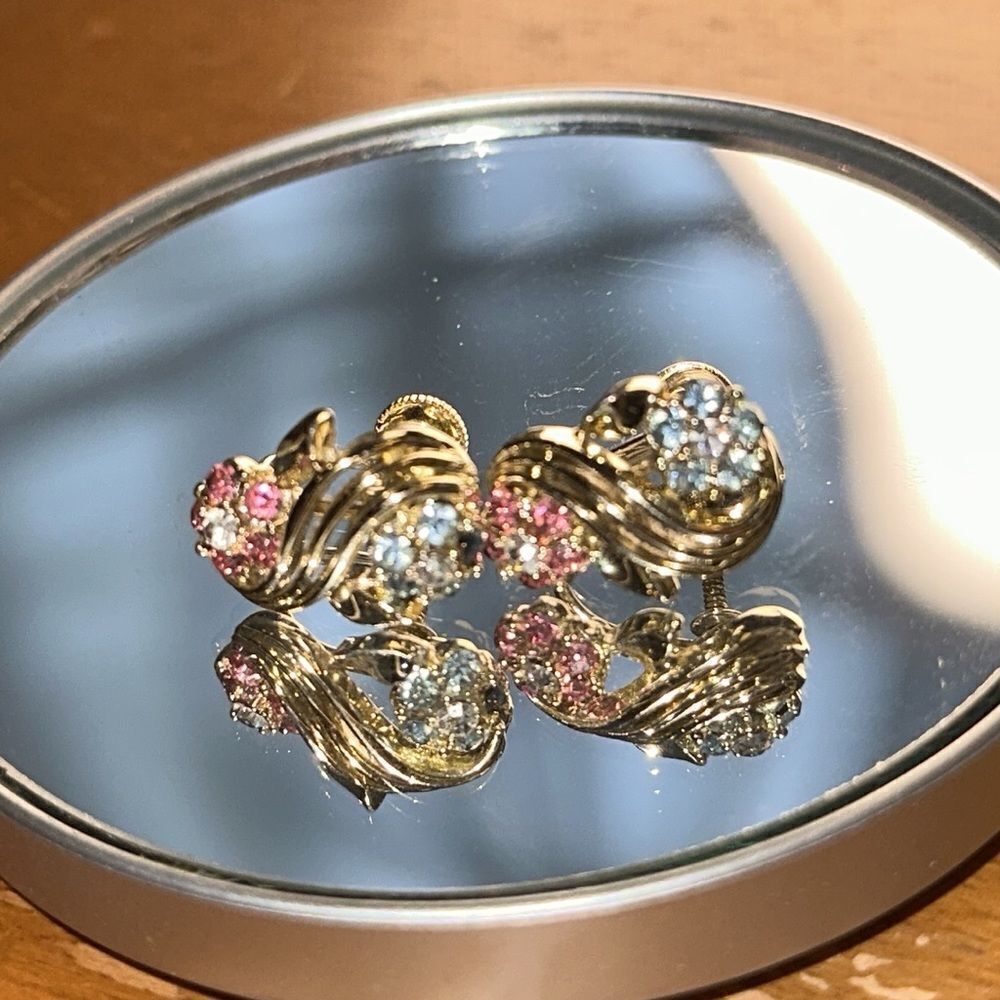 Vtg Lisner gold‎ tone pink & light blue rhinestone flower screw back earrings